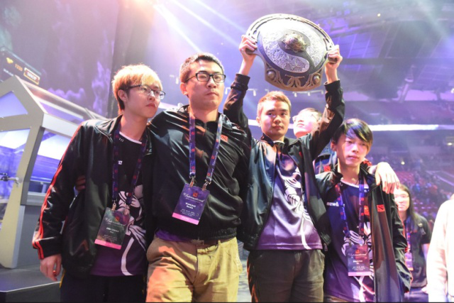 在今日OMG对阵OMG的比赛中，JackeyLove使用卢锡安达成了在LPL的第3000次助攻，是AD位第2位达成该成就的选手，恭喜JackeyLove！