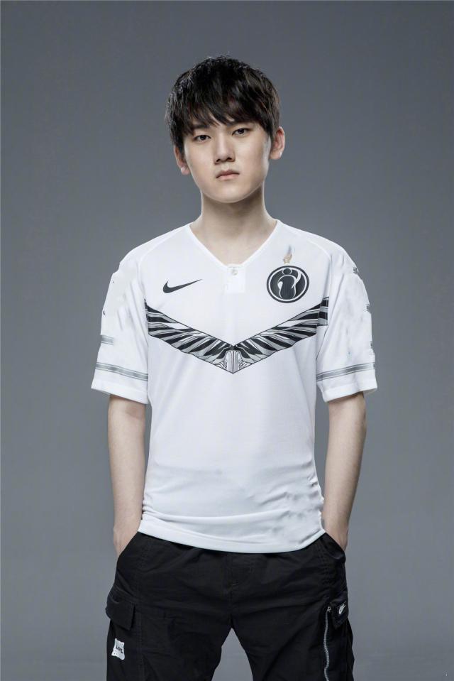 2胜1负在德国杯的第一天。理性分析，你对 JD Gaming 的首秀表现怎么看？